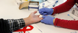 CIENTÍFICOS CHILENOS LOGRAN INHIBIR MULTIPLICACIÓN DEL VIH